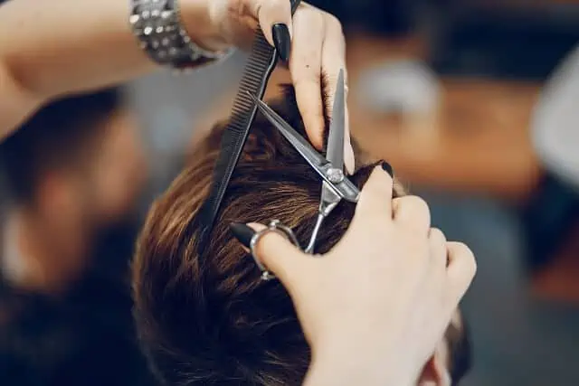 mencukur ujung rambut