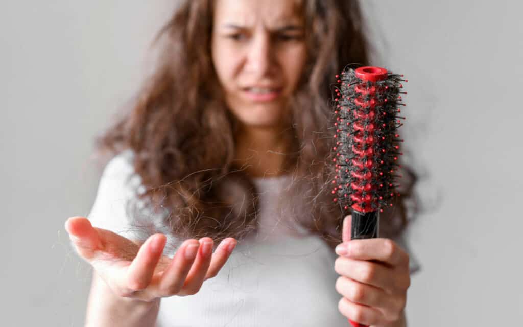 Penyebab Rambut Rontok Berlebihan