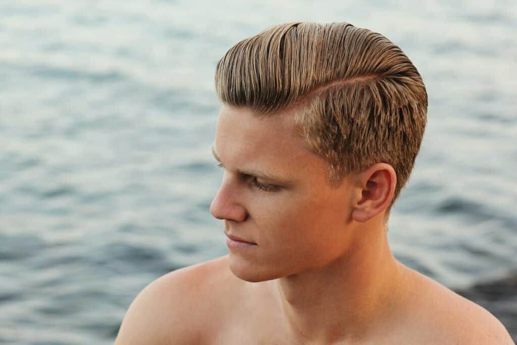 9 Gaya Rambut Pomade Pria Yang Cocok Untuk Berbagai Kegiatan - Gaya Rambut Pomade -