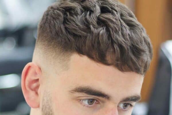 11 Potongan Rambut Pria Wajah Kotak yang Sedang Tren