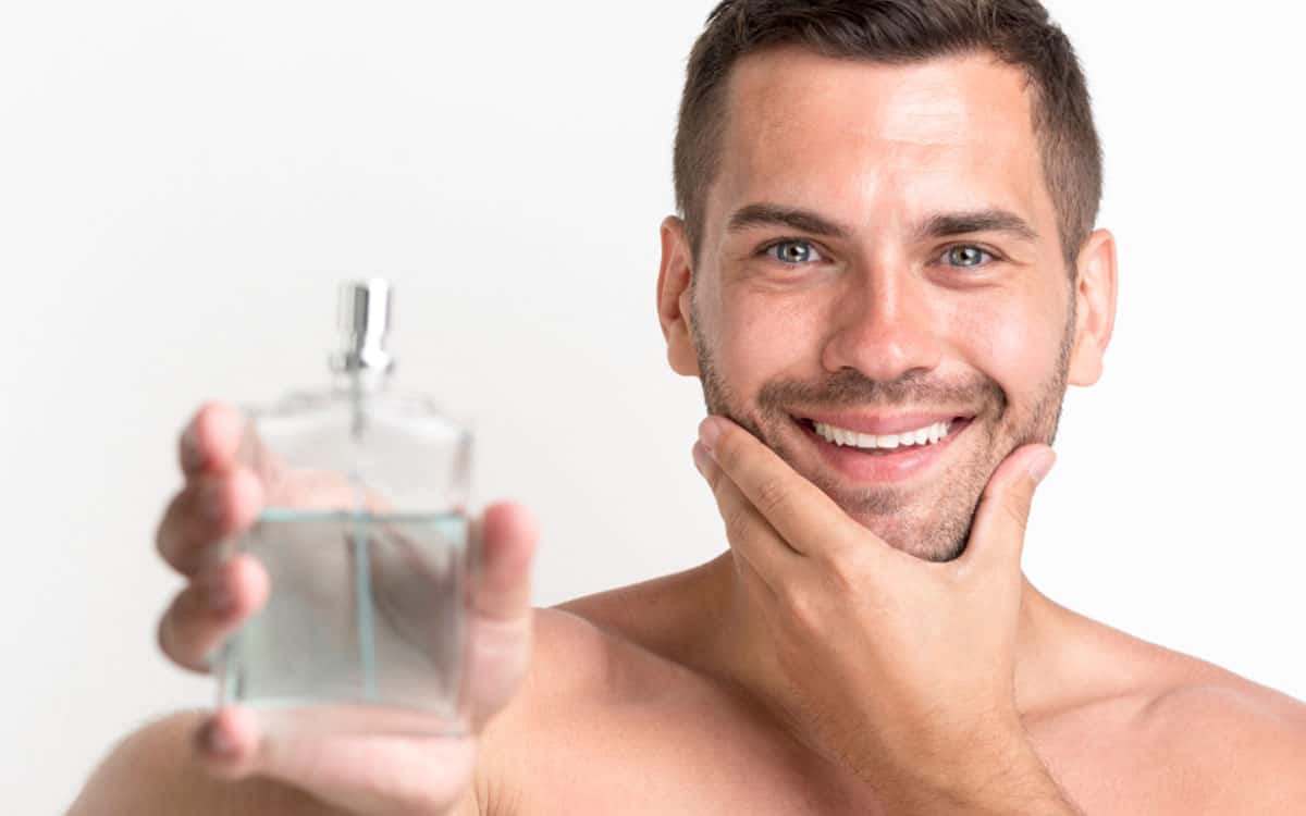 Популярная вода для мужчин. Мужчина после бритья. Косметика для мужчин. Уход для мужчин. Мужская кожа после бритья.
