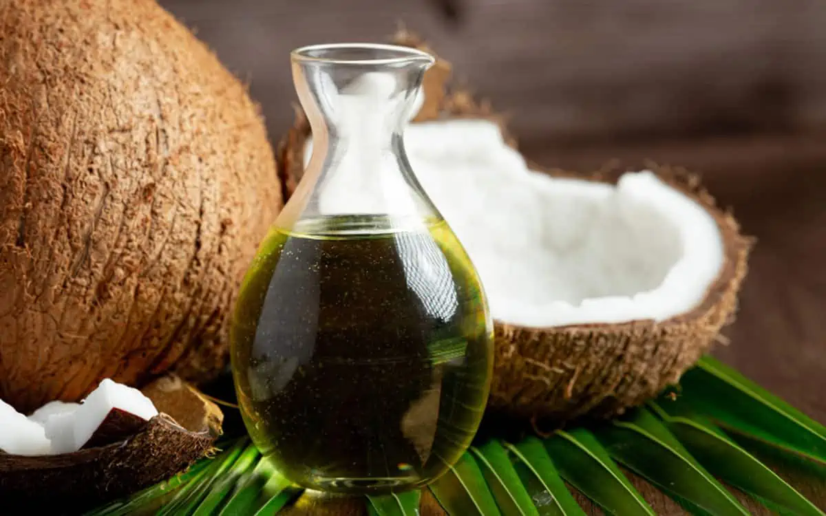 Masalah Kurap Kulit Kepala? Atasi dengan 5 Bahan Rumahan Ini! 4 minyak kelapa untuk rambut kulit kepala