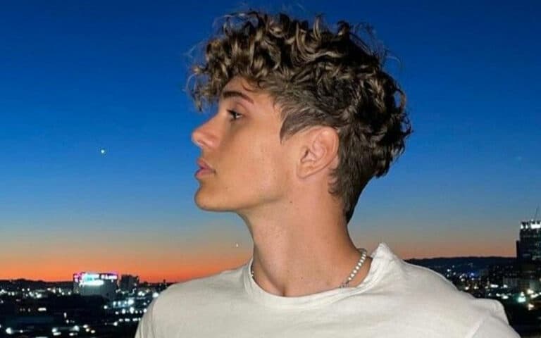 8 Inspirasi Potongan Rambut 2 Jari, Bikin Keren dan Kekinian